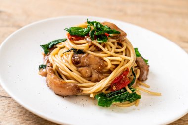 Tavuk ve fesleğenli kızarmış spagetti. Füzyon yemek stili.