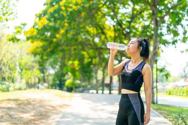 Femme Asiatique Boire Eau Dans Les Vêtements Sport Après Exercice — Photo