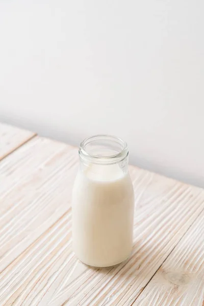 Frische Milch Der Flasche Auf Holz Hintergrund — Stockfoto