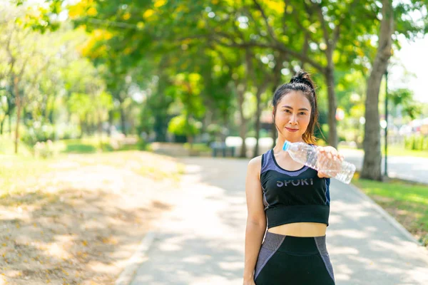 Femme Asiatique Boire Eau Dans Les Vêtements Sport Après Exercice — Photo