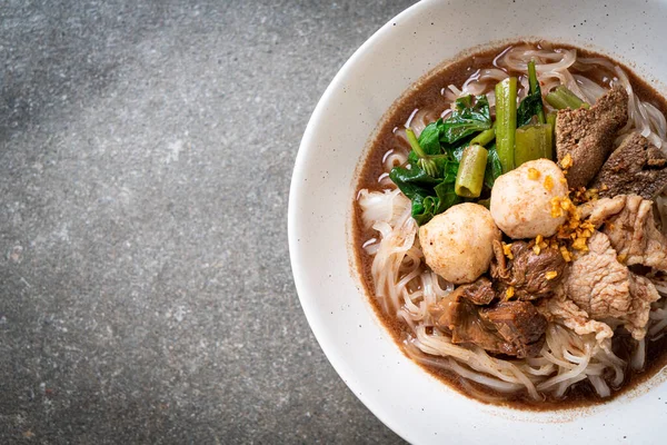 煮込み豚と米麺スープ アジア料理スタイル — ストック写真