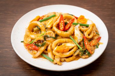 Kızarmış kalamar ya da ahtapotu tuzlu yumurtayla karıştırın - Asya yemeği tarzı