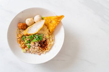 Balık köfteli baharatlı erişte ve kıymalı domuz eti (Tom Yum Erişte) - Asya yemeği tarzı