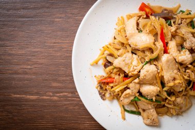 Zencefilli kızarmış tavuk. Asya usulü.