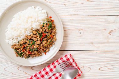 Tayland usulü kızarmış fesleğen, kıymalı domuz ve biberli pilav. Tayland usulü.