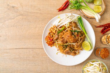 Asya usulü kızarmış pilav ve domuz eti.