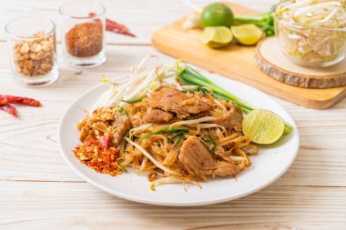 Asya usulü kızarmış pilav ve domuz eti.