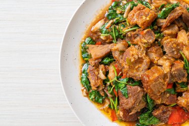 Kızarmış domuz eti ve fesleğen - Asya yerel sokak yemekleri tarzı