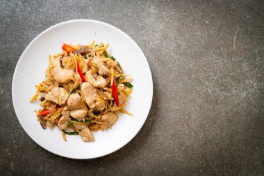 Zencefilli kızarmış tavuk. Asya usulü.