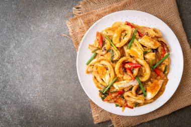 Kızarmış kalamar ya da ahtapotu tuzlu yumurtayla karıştırın - Asya yemeği tarzı