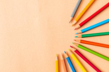 Kağıt arkaplanda kopyalama alanı olan renkli kalem