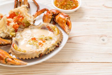 Baharatlı deniz ürünleri soslu taze sütle haşlanmış yumurta yengeci.