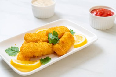 Kızarmış balık çubuğu ya da soslu patates kızartması.