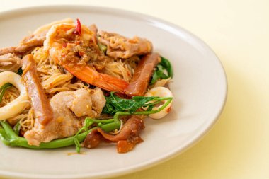 Kızarmış pirinç vermicelli ve karışık et ile su mimozası - Asya yemeği tarzı.