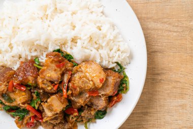 Kızarmış domuz eti ve pirinçli fesleğen Asya yerel sokak yemeği tarzı.