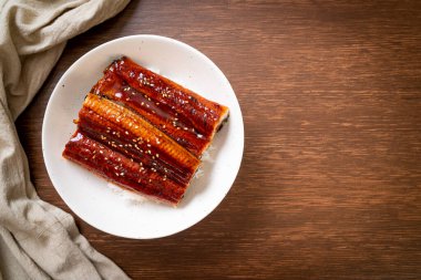 Japon yılan balığı pilav kasesi ya da Unagi don ile kızartılır.