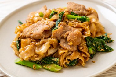 Kızarmış pirinç eriştesi, soya sosu, domuz eti ve lahana. Asya usulü.