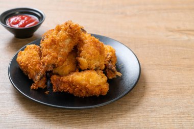 Ketçaplı kızarmış tavuk kanadı - sağlıksız yemek.