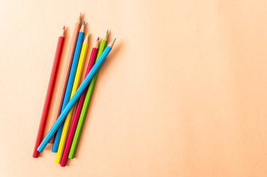 Kağıt arkaplanda kopyalama alanı olan renkli kalem