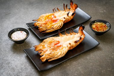 Izgara Taze Dev Nehir Karidesi Baharatlı Deniz Ürünleri Soslu