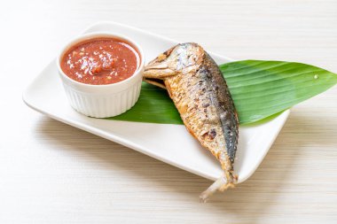 Baharatlı karides soslu kızarmış uskumru balığı, Tayland usulü.