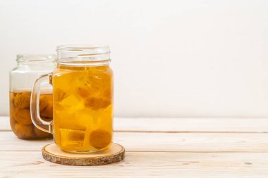 Buzlu ve naneli Çin eriği suyu.