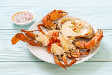 Baharatlı deniz ürünleri soslu taze sütle haşlanmış yumurta yengeci.