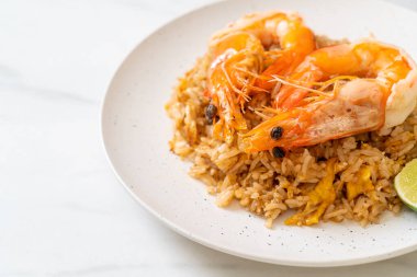 Dev Karidesler Tabakta Karides Ezmesi ile Kızarmış Pirinç
