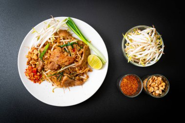 Asya usulü kızarmış pilav ve domuz eti.