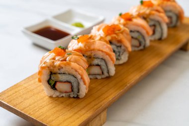 Sos soslu ızgara somon balığı. Japon usulü.