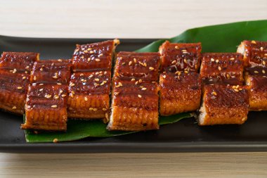 Dilimlenmiş yılan balığı ya da soslu ızgara unagi (Kabayaki) - Japon yemeği tarzı.