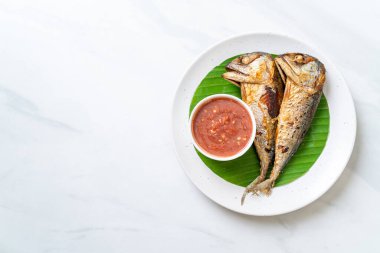 Baharatlı karides soslu kızarmış uskumru balığı, Tayland usulü.