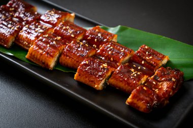 Dilimlenmiş yılan balığı ya da soslu ızgara unagi (Kabayaki) - Japon yemeği tarzı.