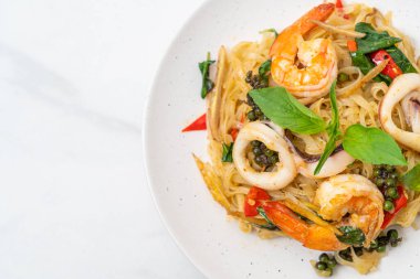 Baharatlı erişteyi deniz yemeğiyle karıştır (Pad Cha Talay) - Tayland yemeği tarzı