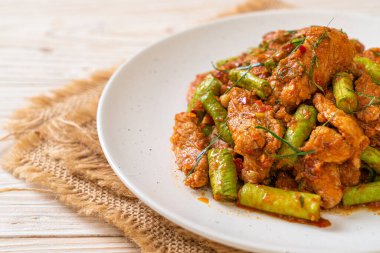 Kızarmış domuz ve fasulyeli kırmızı köri ezmesi. Asya usulü.