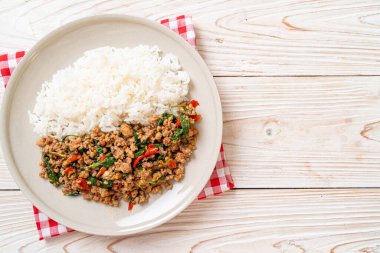 Tayland usulü kızarmış fesleğen, kıymalı domuz ve biberli pilav. Tayland usulü.