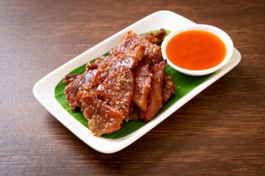 Tabakta sosla kurutulmuş domuz eti.