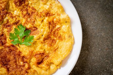 Omlet ya da ketçaplı omlet.