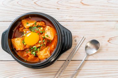  Tofu ve yumurtalı Kimchi Çorbası veya Kore Kimchi Güveci - Kore Yemekleri Geleneksel Tarzı