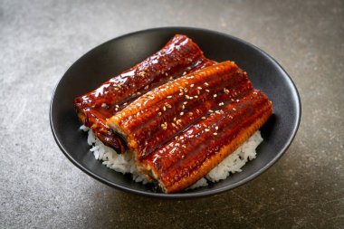 Japon yılan balığı pilav kasesi ya da Unagi don ile kızartılır.