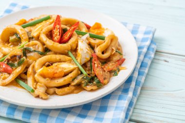 Kızarmış kalamar ya da ahtapotu tuzlu yumurtayla karıştırın - Asya yemeği tarzı