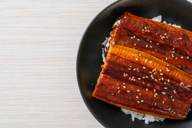 Japon yılan balığı pilav kasesi ya da Unagi don ile kızartılır.