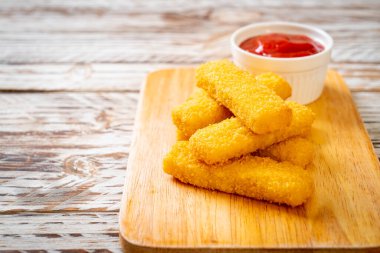 Kızarmış balık kroket ve ketçap.