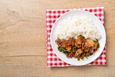 Kızarmış domuz eti ve pirinçli fesleğen Asya yerel sokak yemeği tarzı.