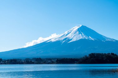 Kawaguchiko Gölü ve Japonya 'da mavi gökyüzü olan güzel Fuji Dağı