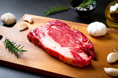 Taze çiğ biftek veya çiğ et.