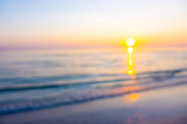 soyut bulanık gün doğumu veya günbatımı ile alacakaranlık gökyüzü ve deniz plajı arka plan için