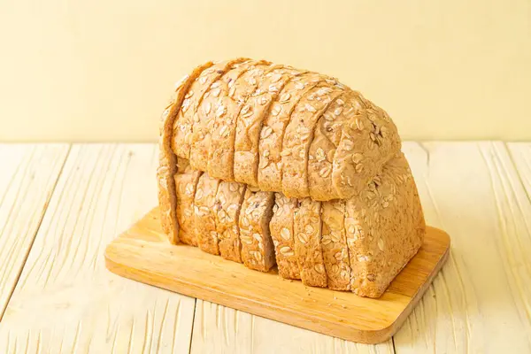 Φέτες Ψωμί Ολικής Αλέσεως Ξύλινο Τραπέζι — Φωτογραφία Αρχείου