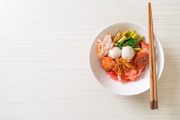 円タフォー タイ風乾麺に豆腐と魚のボールを赤スープに盛り付けたアジア料理 — ストック写真