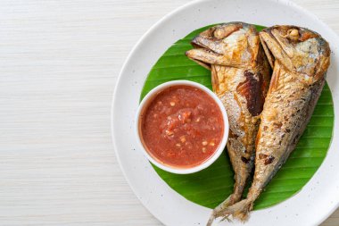 Baharatlı karides soslu kızarmış uskumru balığı, Tayland usulü.